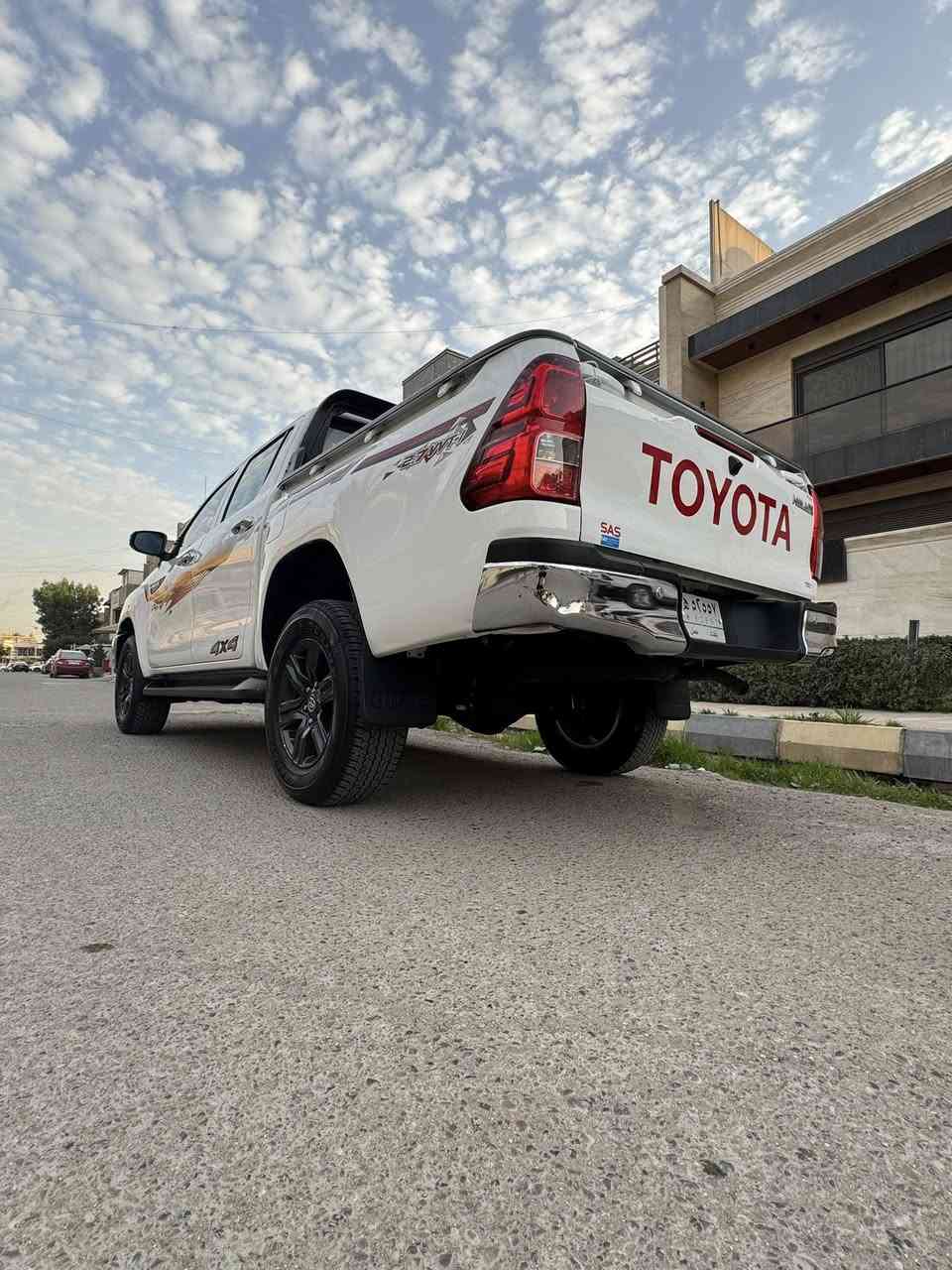 ساس  وبعدها بل ضمان شرط دهن و صيانة مجاني بعدها داخل الضمان نص موصفات
شاشة 
تحكمات استيرن جهتين 
كامرة خلفية
حساسات
داخل احمر 
ويل كروم 
اضافة درع امامي 
اخواني العزاء سيارة ساس أو (ساز) وبعدها بداخل ضمان 
ومكفولة كفالة عامة من صبغ و فتح وبارد وتبديل ومناقصها شي وخير من لله 
مكان سيارة بغداد حي البنوك
290
***********
