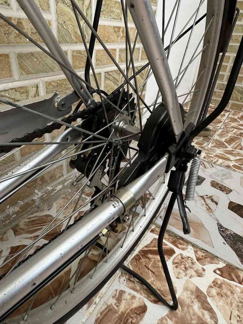 الماركة: SAKAMOTO Bicycleياباني 
* المقاس: 26 إنش 
* النوع: دراجة مدينة (City Bike) مخصصة للتنقل اليومي.
* الهيكل: إطار منخفض (Step-Through) لسهولة الصعود والنزول.
* السرعات:6 كير 
السعر 100الف


**إذا كنت صاحب هذا الإعلان وتريد حذفه لأي سبب، رجاءا أرسل رسالة إلى الدعم الفني**