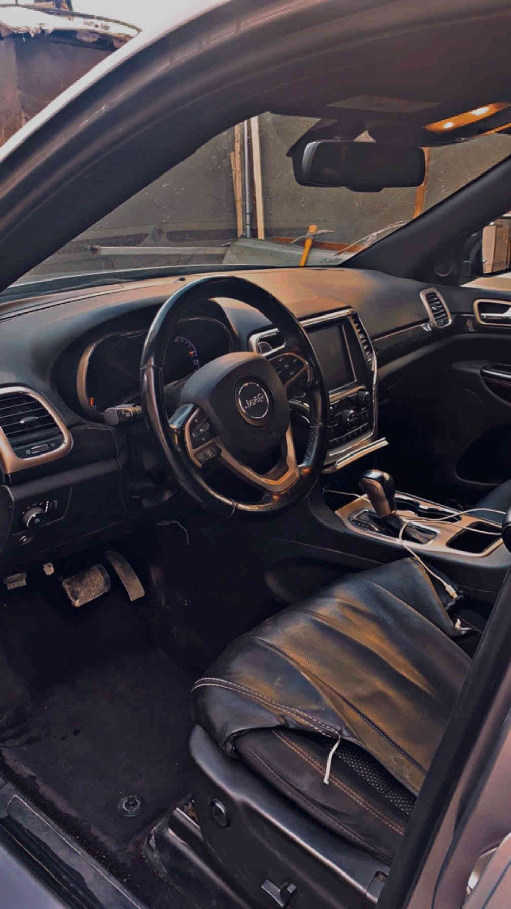 السلام عليكم 
جيب 2016   
شيروكي لمتد  فول
بيها ٥ قطع صبغ ابيعلك حزام علمود ما اتفاشل وياك   
ماشية٩٠ الف  
المواصفات فوول  :
محرك 3.6L  v6 
بانوراما فتحتين
اشاير بالمري
 ثلاث وضعيات قيادة 
ويل كب 
بصمه ابواب 
ستتم صوت رهيب مع دمام خلفي 
كشن السائق خزن ميموري
هيترات بالكشنات 
حساسات أمامية وخلفية 
توقف ذاتي عند الخطر  
لايت لد 
 كشافات لد 
قيادة ذاتيه مع كروس سرعة 
 شفتات بالستيرن مع تدفئة 
 تشغيل عن بعد 
 الصندوك شفط كهرباء
تخم تاير جديد 
جميع الكشنات كهرباء 
السعر ١٦٠٠٠ ومجال بسيط
اتصال او وتساب ***********
