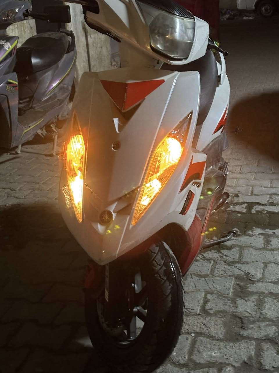 سلام عليكم جتي أر  للبيع دراجه نضيفه بلاديه مكينه مكفوله كفرات درجه حلوه شلعه ومعدل كهربيات كلها شغاله مكينه ناعمه عله يدي من رمبه سعرها مليون و 50 وبيها مجال مكاني  الكرخ العلاوي رقمي ***********
