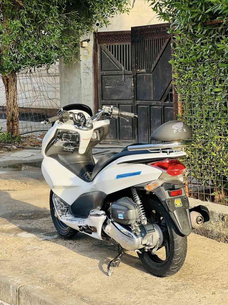 دراجه pcx جيل اول ياباني ماشيه 24 دراجه جديده تجي تفحص من باب البيت وتروح السعر 1300 وبيها مجال مكان بغداد حي النصر  رقم ***********
