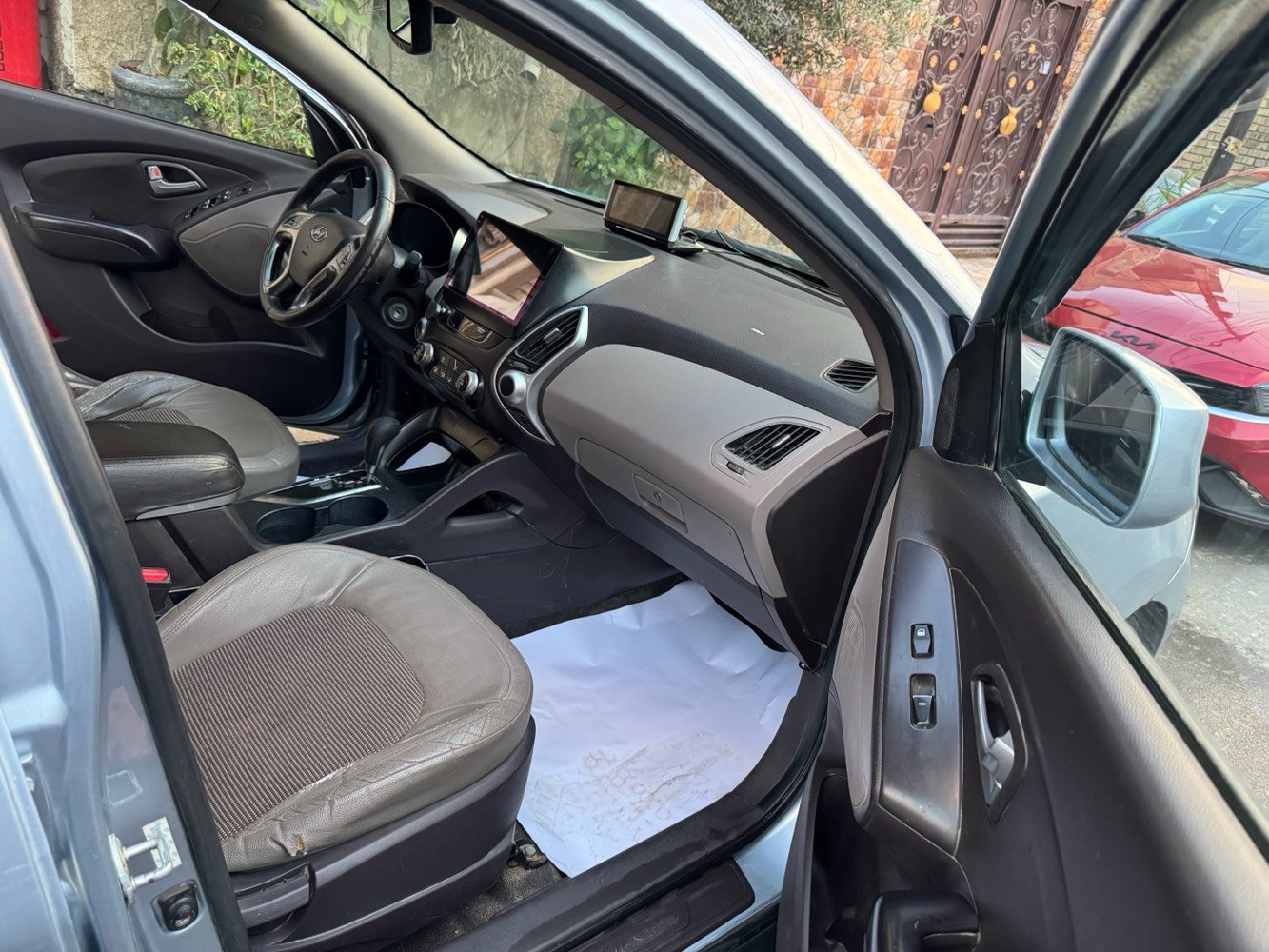 السلام عليكم 
توسان 2011 وراد امريكي للبيع السعر 112وبيه مجال 
رقم انكليزي بسمي وهزه جديده تبريدشغال مكاني الثعالبه
بدون نقص صدر وتايرات ومكينه كير بحاله جيده ظرره امريكا بنيد مبدلوجاملغ ابلادي وبدايه الشاصي بارد ايرباكات سليمه 
بلعراق امبدل بيه باب الصدر وكلير باب وجاملغ  صبغ بدون دواخل محرك 2400 دوش الخلفي كشنات جلد وشاشه وداش كام مراوس ابحدث ***********