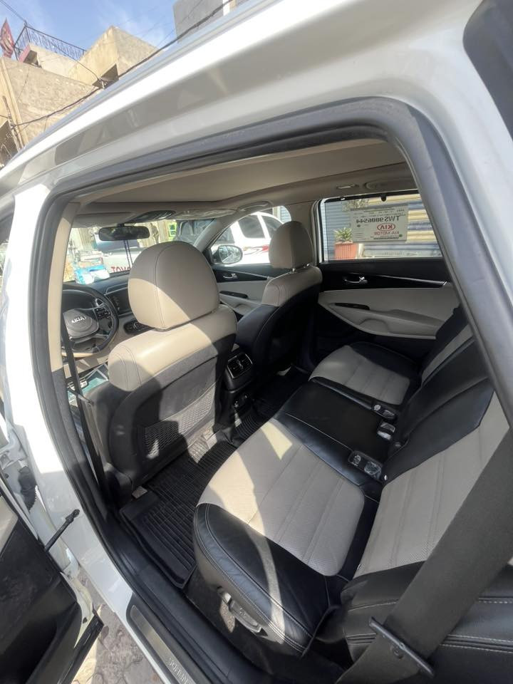 سورنتو٢٠١٩
مقاعد جلدية فاخرة (Premium Leather)
✔️ مقاعد أمامية مبردة ومدفأة (Ventilated & Heated Front Seats)  
✔️ تدفئة للمقاعد الخلفية (في بعض الأسواق)  
✔️ جنط 19″ ألمونيوم كرومي  
✔️ مصابيح أمامية LED + ضباب أمامي وخلفي  
✔️ حساسات أمامية وخلفية + كاميرا خلفية  
✔️ فتحة سقف بانوراما (Sunroof) (قد تكون موجودة حسب الوكالة)  
✔️ نظام مراقبة محيط السيارة (Surround View Monitor)  
✔️ عجلة قيادة مدفأة  
✔️ نظام ترفيه بشاشة وسطية مع Android Auto / Apple CarPlay  
✔️ مثبت سرعة + حساسات للركن  
✔️ وسائد هوائية متعددة + أنظمة ثبات وتحكم متقدمة  
السياره مكانها بغداد تحويل ثاني يوم 
خليجي بيه بارد ب صندوك ع كد نص جف ايد و بارد بل باب مال سايق والصدر على كد نص جف ايد  
***********
