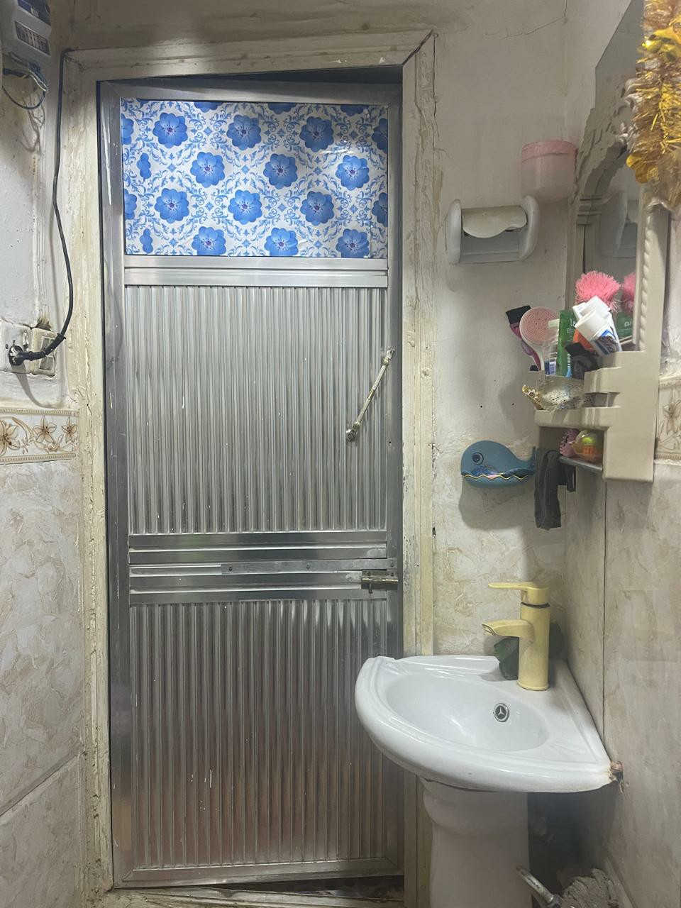 السلام عليكم بيت للبيع في كربلاء  زراعي اقرار محكمة ٢٥ بي قرار المساحة ٥٠ متر طابقين  الطابق الأرضي بي غرفة وصالة ومطبخ وحمام وتواليت والطابق الثاني بي غرفة وصالة وحمام مشترك وسطح بيت جاهز للسكن ونظيف وجميع الخدمات ومنطقة مخدومة مجاري ماي كهرباء الموقع قنطرة السلام شارع البرج مقابيل مجمع وارث وجسر المشاية الجديد شارع الزوار كل قريب عليه وقريب على المدرسي وبقية المناطق وقريب على الامام  سعره كلش مناسب للاستفسار الاتصال على الرقم هذا /***********
