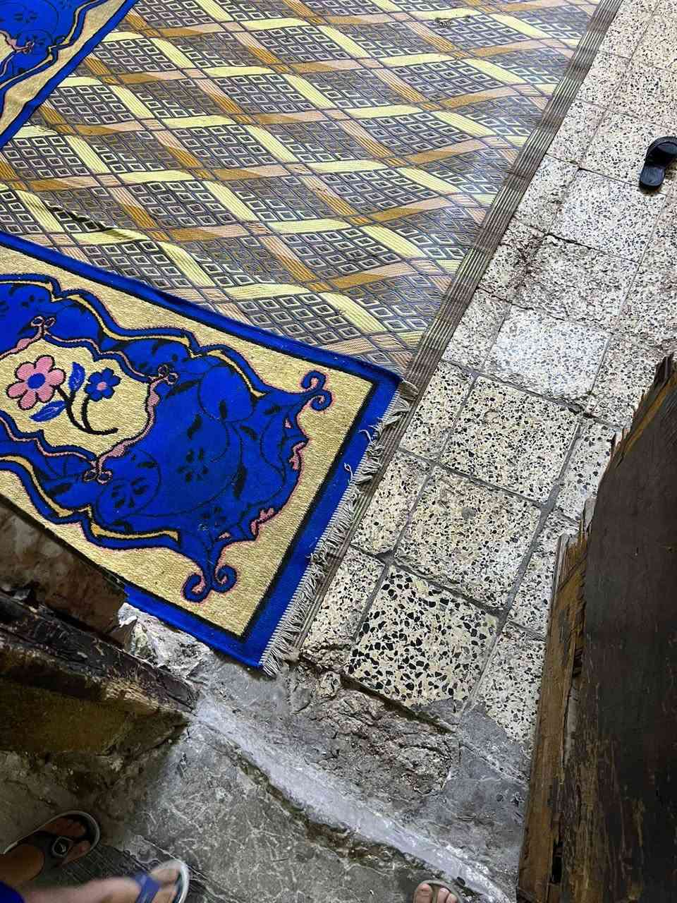 سلام عليكم بيت البيع العنوان مدينه الصدر قطاع 30 البيت مقسوم إلى 2 نص قطع فقط السطح مشترك بينهن البيت طابقين مسلح السعر (180) مليون الرقم الهاتف *********** أو ***********
