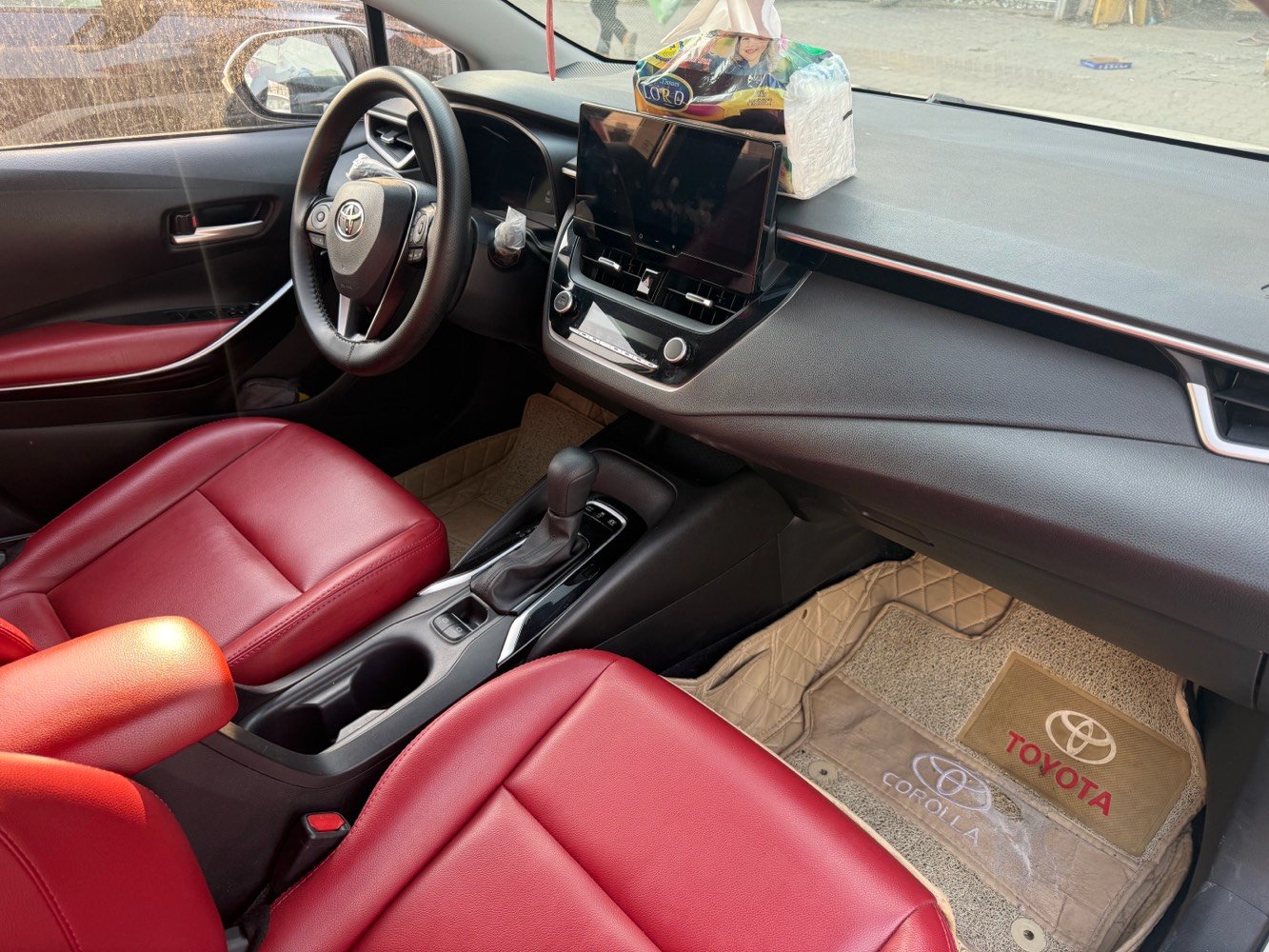 كورلاهايبرد 2023 ماشيه 18الف مكفوله من صبغ وتبديل لكن بيهه شويه طخات بدعاميه فقط سياره حلوه ومامتعوبه مال بيت 