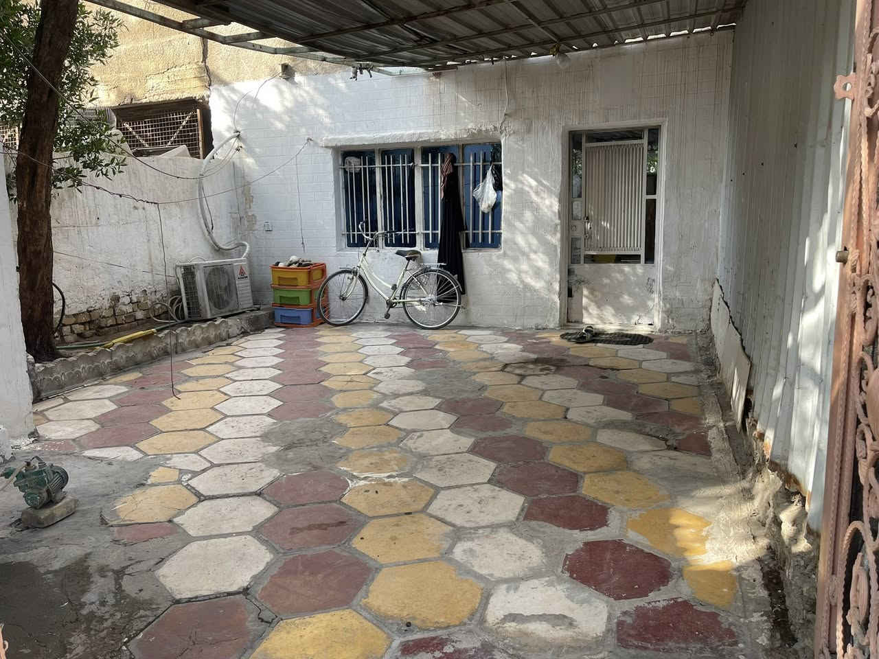 🏠 مشتمل للبيع 🏠

المساحة واقع حال/ ٨٥ متر 
المساحة الرسمية بالسند / ٥٠ متر 
واجهية البيت/ ٥ متر ونص 
————————————-
بالاضافة الى وجود حديقة خارجية ٣٥متر 

( ٢ غرف نوم + مطبخ + استقبال + صحيات +كراج كبير ) 
——————————————-
النعيرية الشارع الخدمي للسريع مقابل شقق الزهور 

رقم الهاتف / ***********
