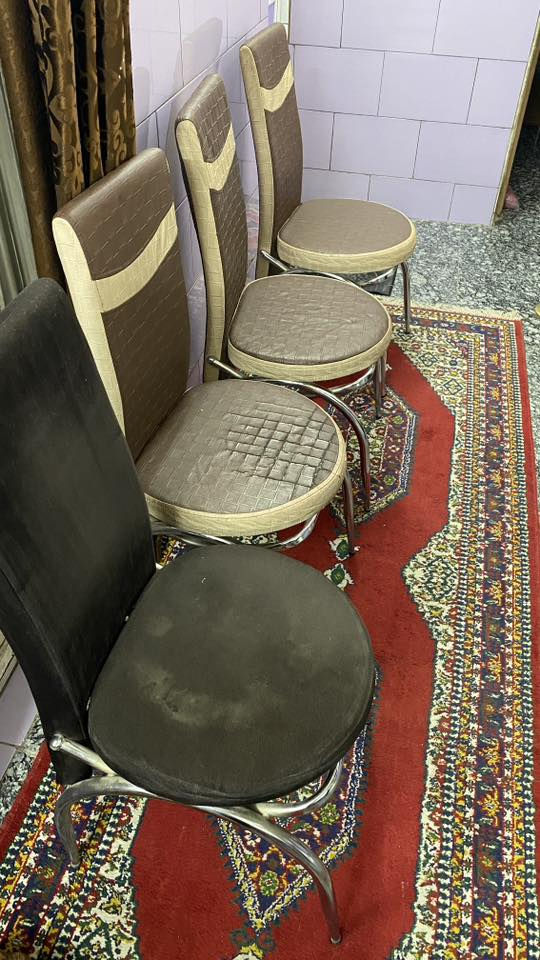عندي أربع كراسي وواحد منهن مدوشن
وواحد منهن مكسوره تجايه ظهر
مثل ما ملاحظ بالصور
أخذتهن ب٨٠ الف + وياهن تلبسيات مالتهن 
تواصل واتساب ***********
سعر قيم وأخذ يرضيك ويرضيني
