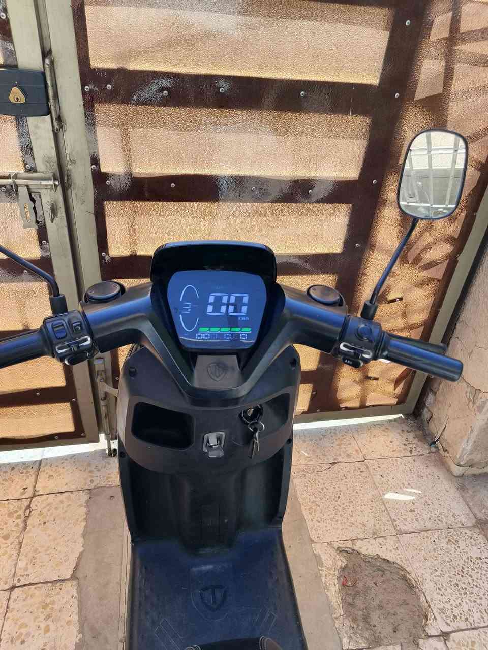 السلام عليكم دراجة شحن أم عيون للبيع البطاريات ست بطاريات كبار والكفرات أصلية السعر 675 ألف وبيها مجال للاستفسار الاتصال بالرقم ***********
