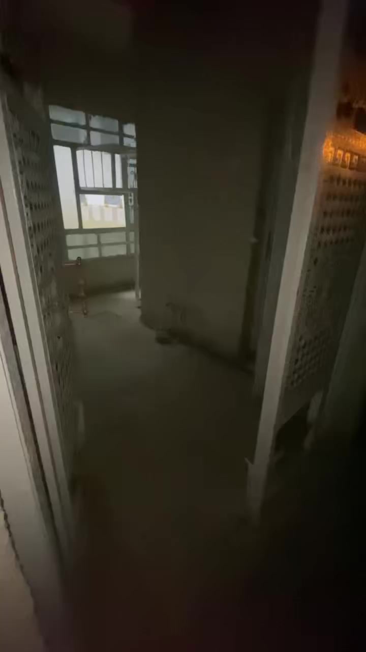 سلام عليكم بيت للبيع مساحه 100 م طابقين الأول مسلح صب كونكريت وطابق الثاني سندويج حيطان وسكف موقع البيت شعب حي البساتين حي السلام بلقرب من سريع القناء خدمات المنطقه ماي مجاري كهرباء إنترنيت تبليط نوع العقار سند اصفر / سعر 58 مليون وبي مجال للاستفسار ***********
