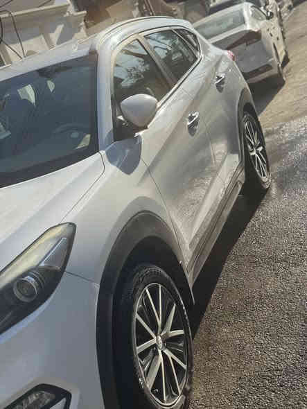 السلام عليكم 
توسان 2017 خليجي 
رقم بغداد بأسمي  وعلى ايدي السيارة 
ماشية 146  الف مكفولة من الصبغ والتبديل والبارد كفاله عامة 
موصفات  
تحكم ستيرن+
داخل صاج + شاشة
+كامرة خلفية دوارة+ ثلاجة بالجكمجة
قطعتين تبريد+ ثلاث انظمة قيادة
تحكم ستيرن جهتين + شفتات
اشاير بل مري والمري كهرباء
محرك 2000 دوش+ شاشة اعطال
انارة الأمامية LED

مكان السيارة بغداد البياع
رقم صاحب السيارة 
***********

السعر :185 وبيهة مجال
