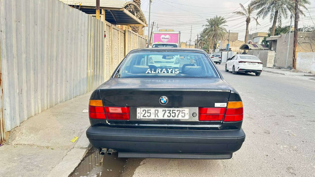 السلام عليكم BMW 525 مسكر كير اوتو مكينه وكير خير من الله سياره موديل 90 رقم كركوك الجديد نكليزي باسمي تحويل وين متريد هزه جديده سياره صبغها بي جراد خفيف دواخل مرتبه تبريد شغال صدر امامي جديد دبلات ولويات وقواعد خلفيه مال حاويه اكسل رون ناصي بال160 رون 3 سياره صارف عليها ومرتبها ع ايدي السعر 55 وبيها مجال مكاني بغداد ***********
