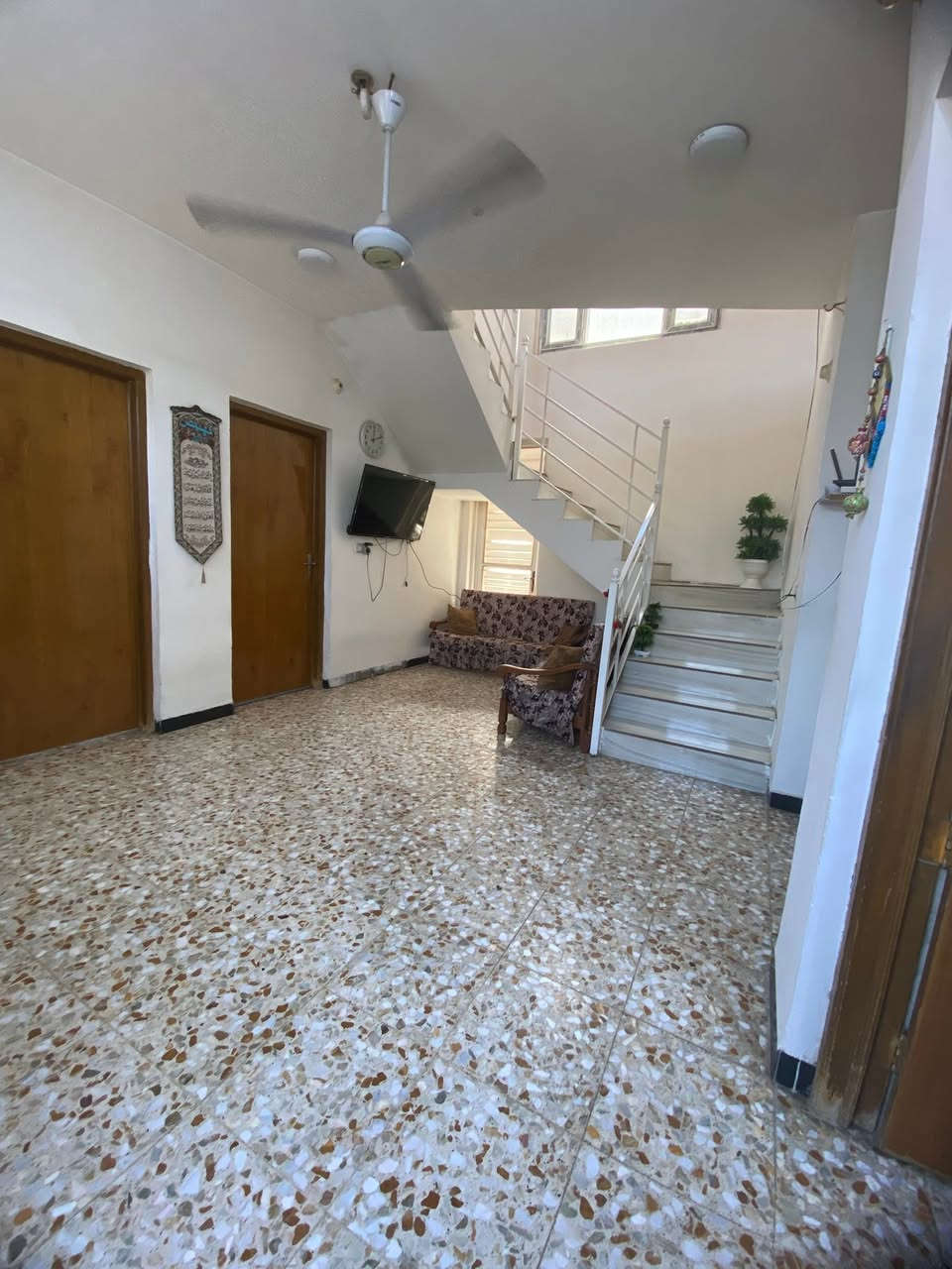 دار للبيع طابو صرف
بناء حديث درجة اولى 

✅ البيت نظيف وجاهز للسكن

✅ موقع هادئ ومناسب للعوائل

✅ مساحة جيدة وتصميم مريح

✅ جميع الخدمات متوفرة (ماء، كهرباء، مدارس، أسواق)

💰 السعر مناسب وقابل للتفاوض للجادين فقط

📍 الموقع: (بابل / الاكرميين /شارع المدارس )

📐 المساحة: (125 متر مربع )

طابقين :

الطابق الاول يحتوي على غرفتين نوم وصالة واستقبال ومطبخ وصحيات ومناور عدد اثنين 

الطابق الثاني :يحتوي على ثلاث غرف نوم وصالة وصحيات

 

📞 للاستفسار والمعاينة يرجى التواصل على الخاص 

البيع من المالك مباشرة. 🌷


**إذا كنت صاحب هذا الإعلان وتريد حذفه لأي سبب، رجاءا أرسل رسالة إلى الدعم الفني**