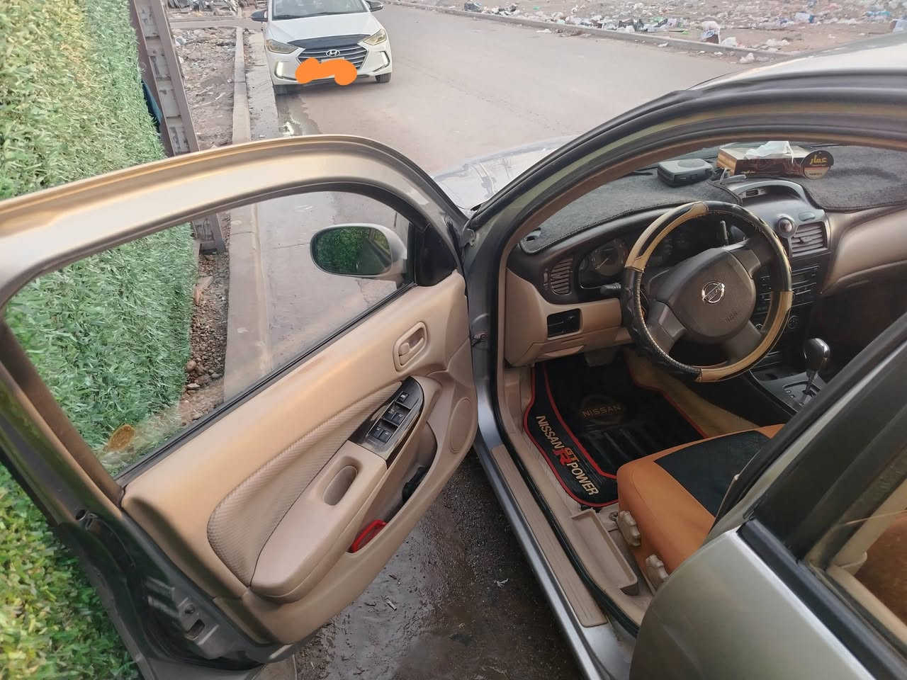 نيسان صني ٢٠٠٨
رقم بغداد ٢٠٢٩ السنوية بيهة جاملغ خلفي ضربة وصبغ مع رش جزء من الباب الخلفي والصندوق

سيارة نظيفة. غرفتهة حلوة ونظيفة الاتصال هاتف ***********
