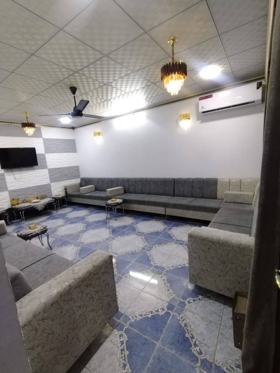 دار سكنية للبيع طابو صرف( حي المخابرات ) مساحته 243 متر مربع  . 3 غرف نوم غرفين جوه و 1 فوگ مع بيتونه . وديوانية و صاله و مطبخ وصحيات خارجية وداخلية . وحديقة مع اثاث سبالت ومطبخ ومواد مختلفه . الراغبين بالشراء الاتصال بمكتب سعيد الدوسري للعقار . هيت شارع المعارض مقابل مسجد بيت الحمد . ***********
