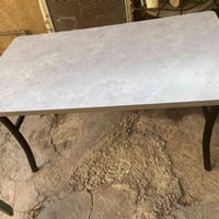 ميز طعام للبيع بدون كراسي الون رصاصي مكاني البياع وهذا رقمي07733839354