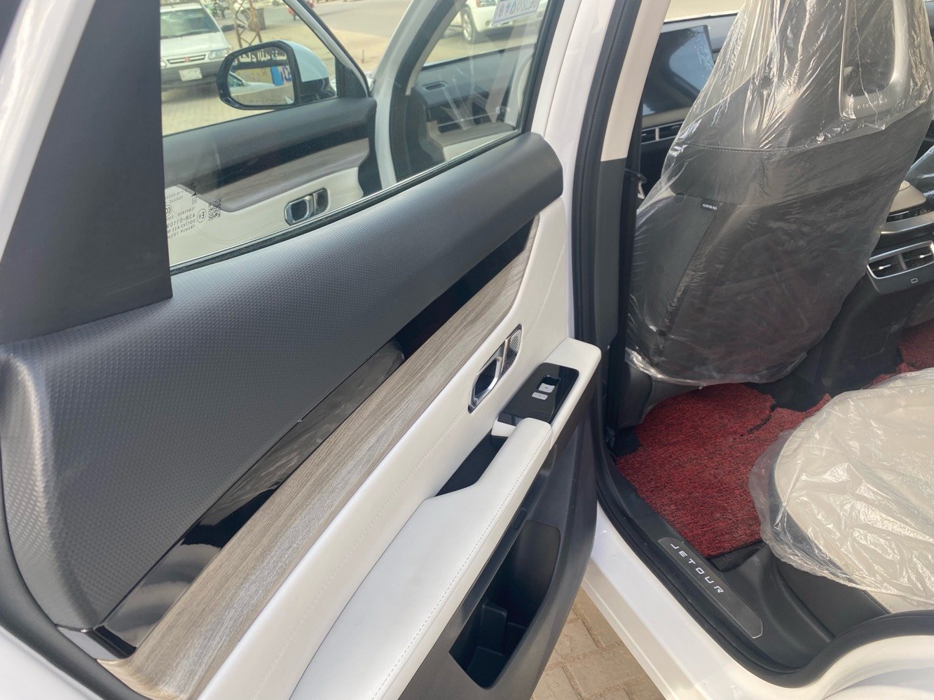 � جيتور داشنج 2025  فول مواصفات Luxury  لاكجري
لون ابيض صدفي 

 الموديل: 2025
ماشيه 3500 بعده زيرو
 الدفع: أمامي
 الكير: 7 نمر دبل كلتش (7DCT)
 المحرك: 1600 تيربو قوي واقتصادي

المواصفات الكاملة:
 تشغيل ودخول ذكي (Keyless Entry & Start)
 تشغيل عن بُعد (Remote Start)
 شاشة وسطية عملاقة
 عدادات رقمية بالكامل
 Apple CarPlay + Android Auto
 نظام ملاحة (GPS)
 كاميرات 540 درجة عالية الدقة
 حساسات أمامية وخلفية
 نظام مراقبة ضغط الإطارات (TPMS)
 مكيف أوتوماتيك ثنائي المناطق
 فتحات تكييف خلفية
 شحن لاسلكي للموبايل
 منظومة صوتية سوني متعددة السماعات
 كراسي جلد فخمة
 كراسي أمامية كهربائية
 تبريد وتسخين للمقاعد الأمامية
 ذاكرة مقاعد
 إضاءة داخلية محيطية (Ambient Light)
 إضاءة ترحيبية عند فتح الأبواب
 سقف بانوراما واسع
 إضاءة LED كاملة (أمامي + خلفي)
 مرايات جانبية كهربائية مع تسخين وطي أوتوماتيكي
 شنطة خلفية كهربائية ببصمة
أنظمة الأمان ومساعدة السائق:
 مثبت سرعة ذكي + تحكم كامل بالمقود
 نظام التحذير عند مغادرة المسار
 نظام التنبيه من التصادم الأمامي
 نظام تحذير النقطة العمياء (Blind Spot) 
 نظام الثبات الإلكتروني ومنع الانزلاق (ESP + TCS)
 ABS + EBD + BA
 فرامل توقف إلكترونية + Auto Hold
  (HHC + HDC)
 6 وسائد هوائية
بعد هواي موصفات بيه
مكان سياره البصره
سعر 190 وبيه مجال شي قليل