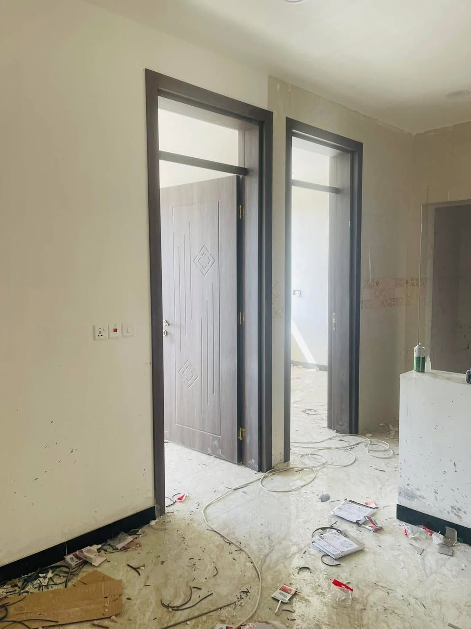 شقة للايجار.    للايجار      حي القاهرة شارع السايدين 2 نوم وصالة طابق اول بلكونة على الشارع  حديثة  السعر500 الف للستفسار***********
