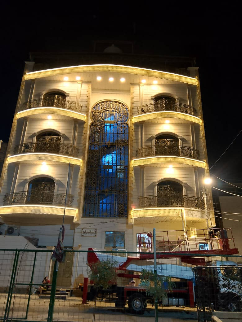 نقدم لكم خدماتنا المتكاملة في عالم الديكور (الداخلي والخارجي):

✨ أولاً: الواجهات الخارجية (هيبة البيت من بره)
تغليف واجهات (فوم،تصاميم سمنتيه ، تطعيم سيراميم . تطعيم حجر  ).

إنارة خارجية مخفية تبرز جمال التصميم بالليل.

✨ ثانياً: الديكورات الداخلية (راحة وجمالية)
أحدث تصاميم الجبسم بورد (أسقف ثانوية، مغربي، دكتات ).

تغليف جدران ( بديل الشيبورد .بديل الخشب، بديل الرخام، ورق جدران 3D).

أصباغ إيطالية وعادية (جوتن) بكل أنواعها.

✨ ثالثاً: الأرضيات والخدمات التكميلية
تركيب باركيه (خشب) + شلالات بضمان عالي.

كادر مختص: خلفات وفنيين عراقيين بخبرة طويلة.

أنسب الأسعار: نشتغل حسب ميزانيتك  
ضمان حقيقي: شغلنا مضمون ونبقى وياك خطوة بخطوة.
📍 العنوان: [ البصرة ]
📞 للحجز والاستفسار: [***********]
📱 واتساب: [***********]
