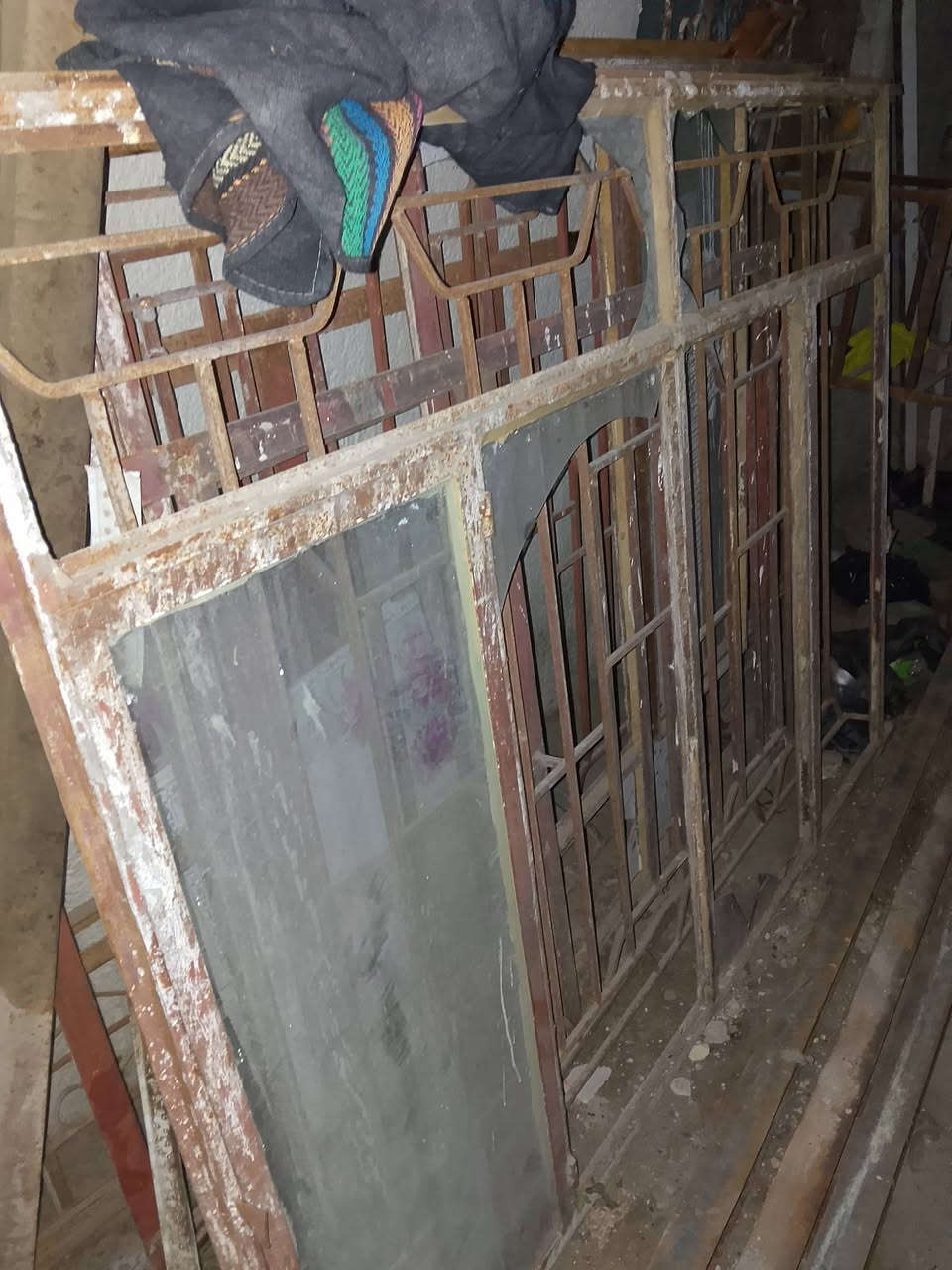 السلام عليكم متوفر ابواب وشبابيك حديد ثقيل وباب خشب وباب رئيسي
***********
