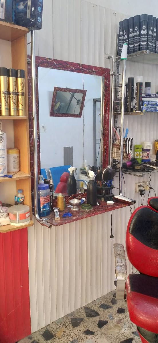 كراسي حلاقة عدد ٢ مع  مري عدد ٤ كما موظحة   الدرك مغلفة للحماية من التلف للبيع  المكان  مدينة الصدر رقم الهاتف *********** يوجد واتساب
