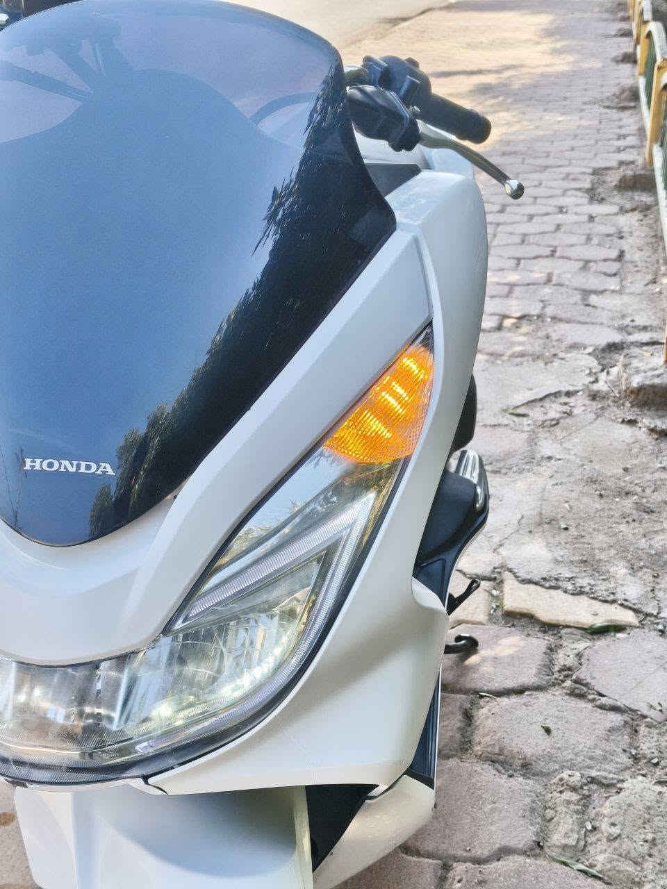 السلام عليكم
دراجة PCX جيل ثاني 
الموديل 2016 
محرك   150 سيسي
صارله تقريباً ثلاث أشهر من نازله من الرمبه 

مواصفات 
حساس ازدحام 
حساس دهن 
حساس استان صفح 
جهاز GBS نقص كارت 
صالنه رياضي 

تبديل دهن موتل 
وبانزين محسن 

العنوان كوت حي الجهاد 
للاستفسار واتساب ***********
