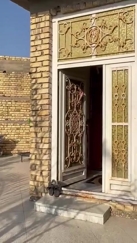 السلام عليكم بيت للبيع شارع المصطفى  المساحة 400متر غرفتي صاله عدد2 استقبال مطبخ حار بارد بناء حديث للاستفسار اكثر ***********
