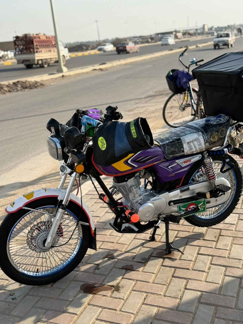 السلام عليكم دراجه تايكر موديل ٢٥ كلشي مايعزه شرط محرك مامفتوح مكاني بيجي سعره 675 وبي مجال اتصل او متواجد فيس ***********
