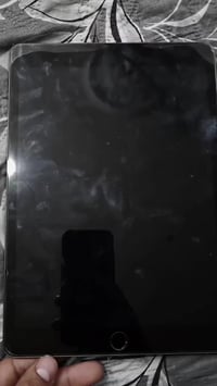 ايباد(9) للبيع نضيف وما مفتوح بس ضربه خفيفه مثل ما مبينه بل صوره بل ضه...
