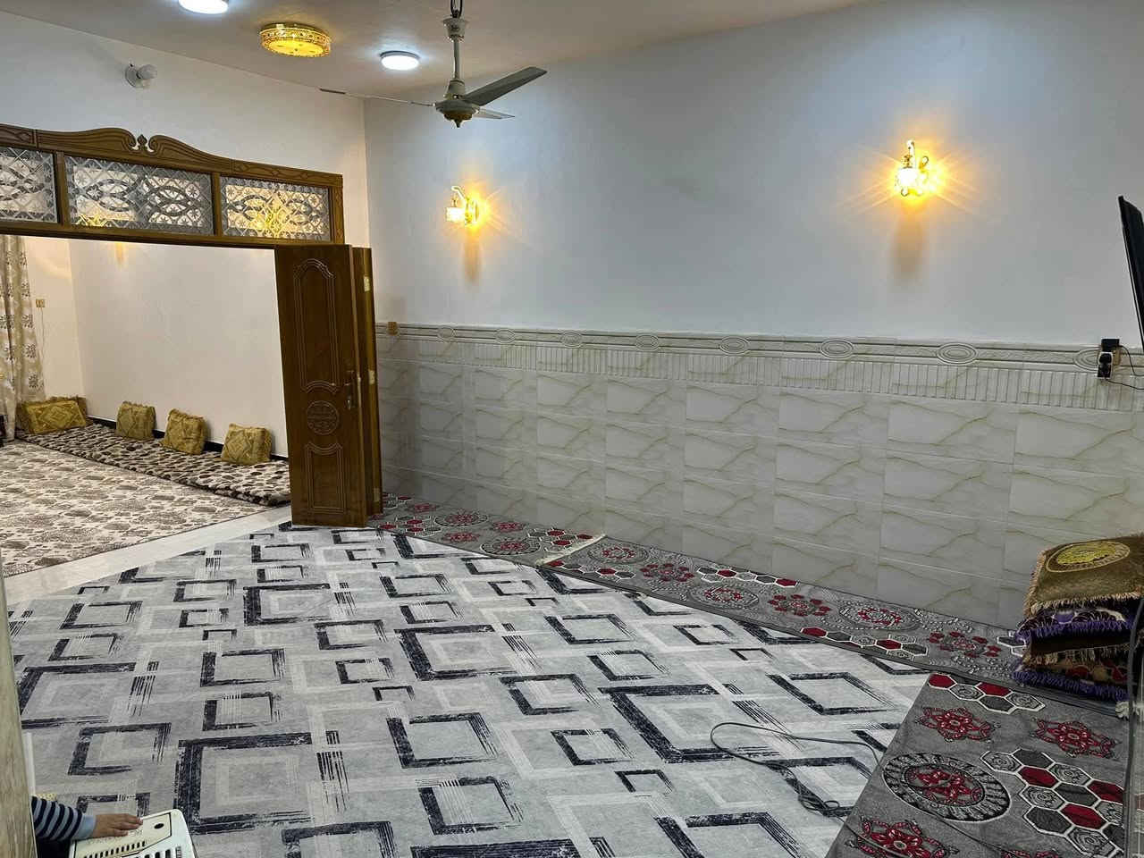 السلام عليكم 
دار للبيع 150متر 
صب كونكريت 
طابق واحد يحتوي على غرفتين.صاله ومطبخ. استقبال 
وحمام داخلي .خارجي 
العنوان:شارع المطار الجديد قرب شارع السبيس 
السعر 90 وبي مجال


**إذا كنت صاحب هذا الإعلان وتريد حذفه لأي سبب، رجاءا أرسل رسالة إلى الدعم الفني**