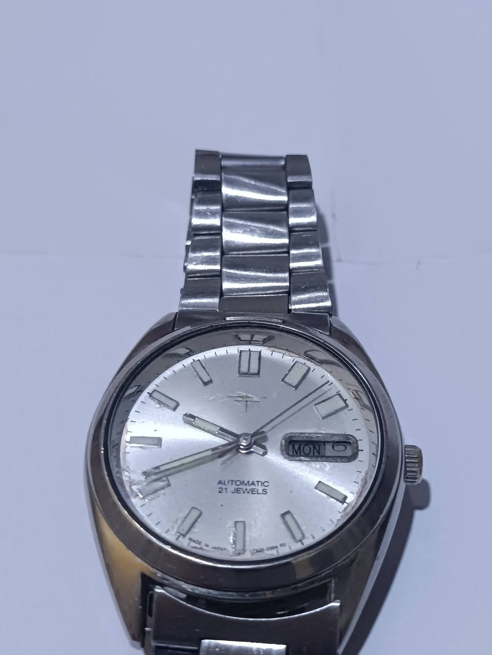 سايكو يابانية أصلية، أوتوماتيك (ميكانيكية).
الحركة: Automatic (تعمل بالحركة – لا بطارية)
عدد الجواهر: 21 Jewels
الوظائف:
ساعة / دقيقة / ثانية
يوم + تاريخ (Day-Date)
لغة اليوم: إنجليزي (MON ظاهر بالصورة)
الزجاج: أكريليك (واضح عليه خدوش خفيفة – طبيعي لعمرها)رقم العلبة / الحركة: 7280
الرقم التسلسلي: 728040
صنع في: Japan
الخلفية: Stainless Steel
مقاومة الماء: Water Resistant (مقاومة خفيفة، ليست للسباحة)
تعود غالبًا إلى أواخر السبعينات – بداية الثمانينات
(Seiko 7280 كانت شائعة في تلك الفترة)
الحالة مستعملة مع آثار عمر طبيعية
السوار ستانلس أصلي أو قديم
تحتاج تلميع خفيف وخدمة (تنظيف حركة) لتعمل بدقة أفضل
(الرقم *********** في بس واتساب)
والسعر 150بيه مجال
