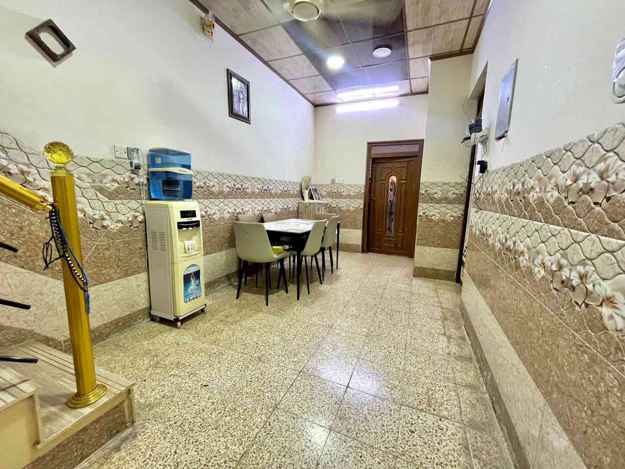 السلام وعليكم 
دار سكني للبيع /طابق ونص /دوميز مزرعة الدباغ قرب مدرسة العابد خدمات ممتازة
يحتوي ع كراج جبير +حديقه خارجية وكراج خارجي 
الطابق الاول
مطبخ + استقبال + هولين + غرفه نوم كبيره 
صحيات عدد2 +مناور عدد 2
الطابق الثاني يحتوي 
ع غرفه نوم كبيره +غرفة نوم صغيره +هول+صحيات 
+ سطح ناصي وسطح عالي(كاشي)
يبعد عن الشارع العام 5 دقايق موقع مميز
مساحه الداره 105 
عمق 19 واجه 6 الا ربع 
بناء حديث سيراميك وسقوف ثانوية
الاتجاه شروق 🌅 
للا استفسار ع السعر 
خاص 
اوالاتصال /***********
