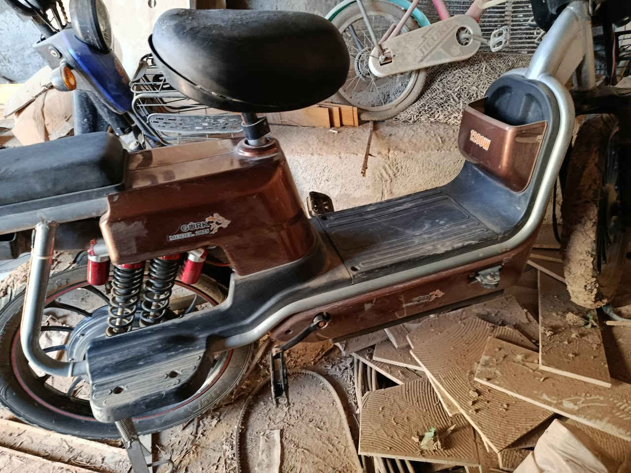 السلام عليكم بايسكل شحن للبيع
كامل بس نقص شاحنه وبريك وره

مكاني ديالى خان بني سعد

سعر 275 وبي مجال

***********
