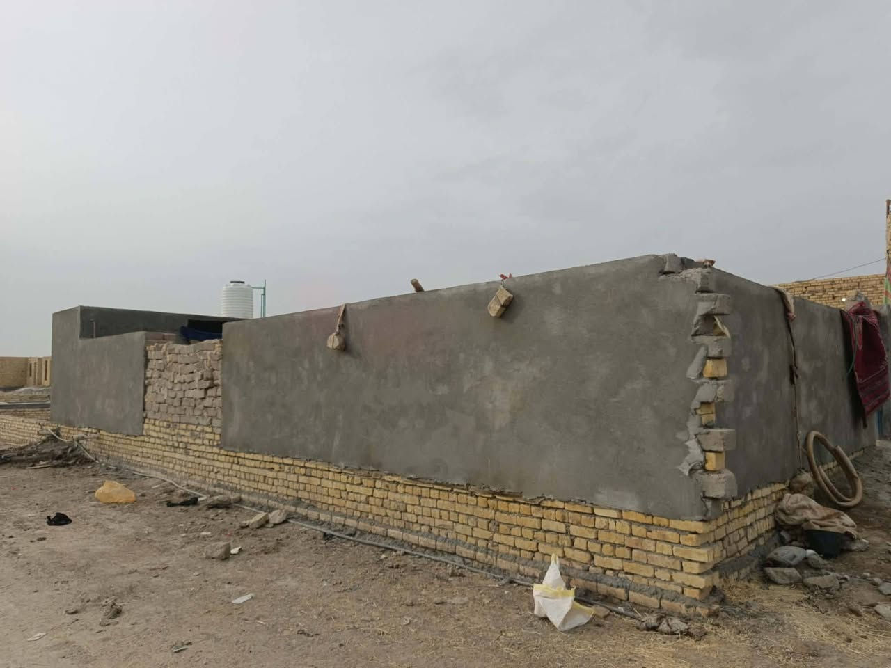 بيت حي الملاين مساحه ٥٠٠متر 

بيه غرفتين او براني او صحيات بس 

مبني اصفر بس السياج بلوك /***********
