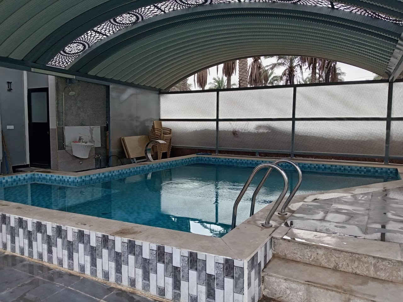 سلام عليكم توجد مزرعة للبيع المساحه دونمين الا ٤٠٠ متر طابو زراعي سند ٢٥ تحويل بسم المشتري مباشر سندها مستقل وحيدها مفروزه كامله تحتوي على دار استراحه ومسبح وملحقاتها العنوان بغداد الراشديه قرب مدرسة الواحة الخضراء الاتصال على الرقم ***********
