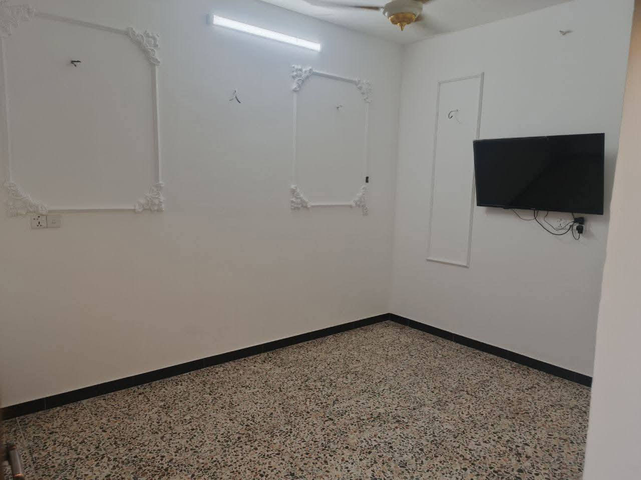 السلام عليكم
نصف قطعه اماميه 72 متر للبيع قطاع 28 طابق واحد ونصف بناء 2025 تحوي على غرفه واستقبال تواليت خارجي وحمام تركي داخلي ومطبخ حار بارد والطابق الثاني فقط غرفه وحمام غير كامله وسطح غير متواجد في الفيسبوك للاستفسار:-***********
