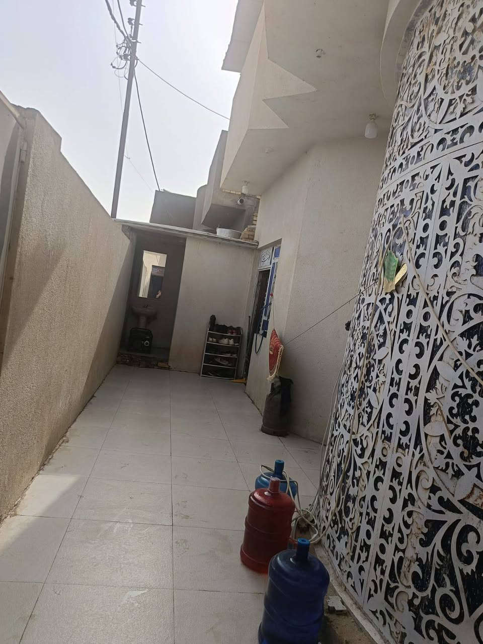 السلام عليكم 
بيت للبيع طريق السياحي منطقة الشمامره قرب قصر اباذر مساحه البيت 200 م طابو زراعي غرفتين /صاله/استقبال/ مطبخ حار بارد/حمام داخلي وخارجي السعر 70 ***********
