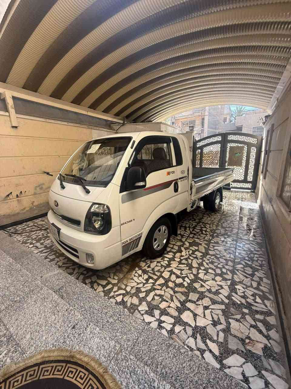السلام عليكم 
كيا لبيع موديل 2018 رقمها بغداد انكليزي شرط التحويل 
مكينه 2700 جديده لا صرف ولا بخار ولا تنقيص 
وكير ومكينه واكسل وشاصي ورقم شاصي كل مكفول 
تخم تاير جديد سياره جاهزة كبل لشغل دوشمه درجة اولى 
السياره جديده مكفوله كفاله عامه لا ضربه ولا صبغ ولا تبديل ولا فتح سياره جديده العنوان بغداد البلديات 
السعر 120 وبيه مجال بسيط الرقم ***********
