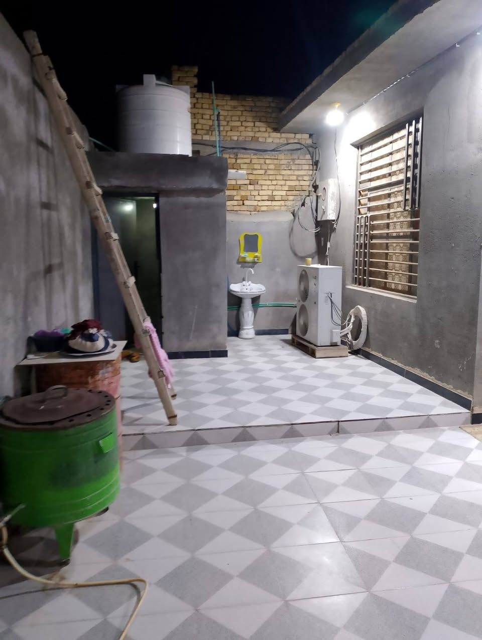 بيت مساحه ٣٦٠ متر زراعي الاسكان صناعي قرب مدرسه الحريه ع شارع تبليط تجاري  بناء بلوك صب كونكريت
يحتوي ع محلات اثنين تجاريات  غرفتين وصالتين ومطبخ ودوانيه ٤ في ١٤ وصحيات داخليه 
نواقص لبيت مطبخ ودرج عوزهن سراميك  الشراي فقط يتصل ***********
