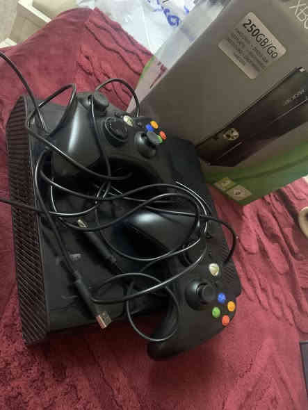 السلام عليكم 
اكس بوكس للبيع 360 هارد 250 گيگه مع كامل الملحقات 
للاتصال او المراسله 
***********
