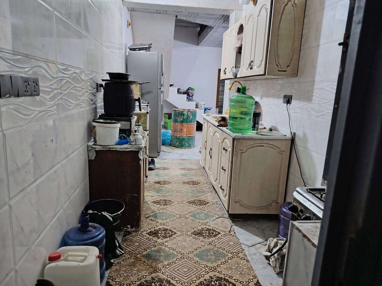 س ع بيت ١٠٠ متر في الحر الصغير شارع المستوصف بناء حديث قبل شهرين كمل طابوق جمهوري كهربائيات وصحيات ومي كله درجه اولى صب الاساس ٦٠ في ٦٠ مرتفع متر عن الشارع  سند ٢٥ شركة الصفا  نقس بس بيتونه وستاره وواجهيه الداخل كامل مكمل لبيع اتصال فقط ***********
