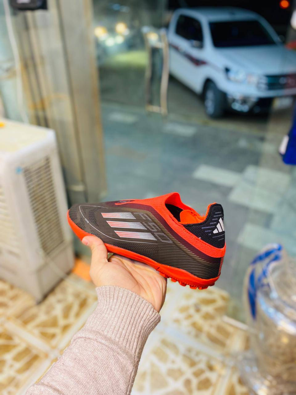 السلام عليكم يتوفر لدينا تجهيزات الرياضيه بانسب الاسعار عنوان المحل مقابيل مركز شباب رقم ***********
