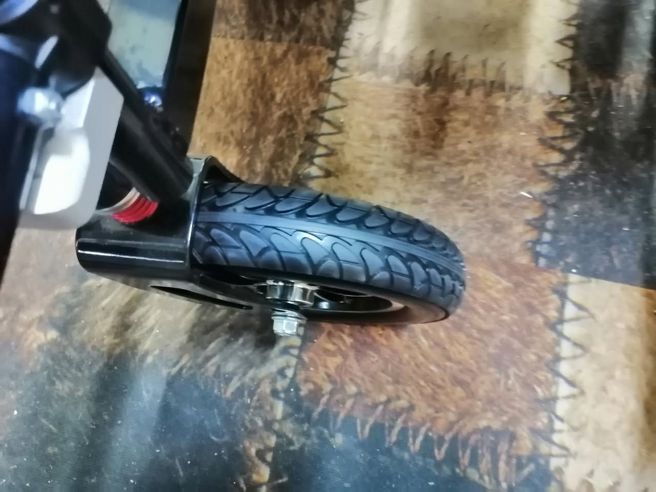 السلام عليكم  كرسي كهربائي شحن جديد غير مستعمل نهائيا مجرد طلعته من الكارتون لغرض الفحص ، مكاني بغداد ، الغزاليه الكرسي يطبك وينحمل بالسياره  *********** ، التفاصيل بالتعليقات
