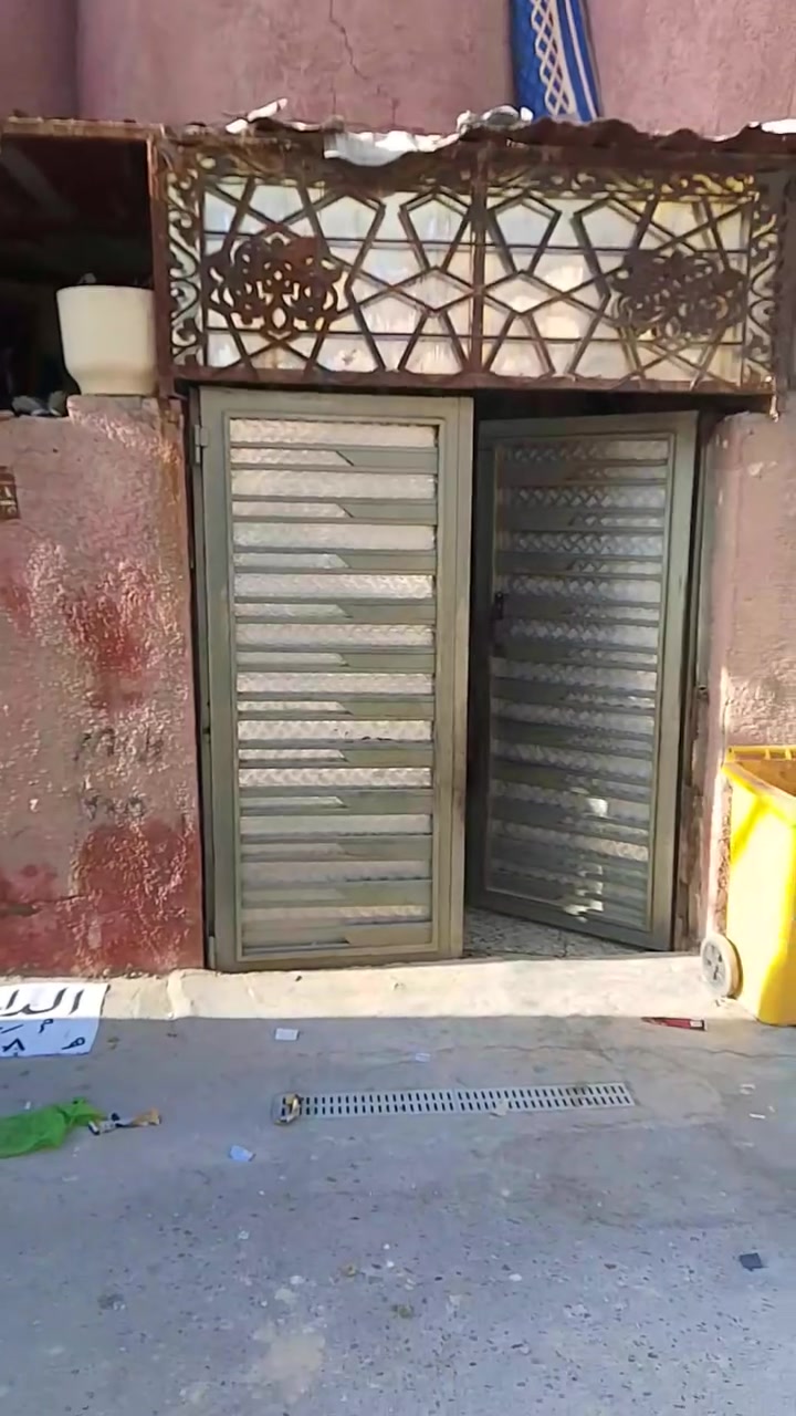 السلام عليكم 
بيت لبيع مساحه150متر منطقه الدسيم مجاور السوك ومدرسه علي الوردي التفاصيل داخل الفيديو 
لستفسار ***********
