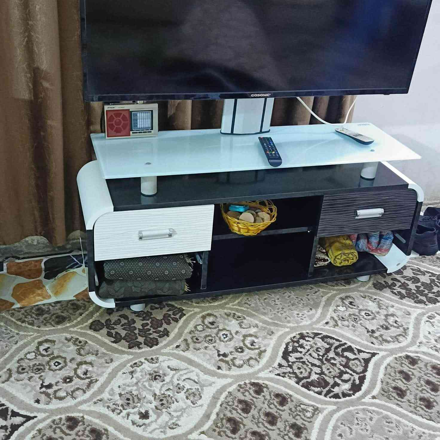 قنفات للبيع اربع قطع نظيفات سعرهن 100الف
ومكتبه خشب اصلي سعره60الف
وميز تلفزون سعره 40الف
وكاربت طوله7وعرضه5سعره75الف
للتواصل***********
