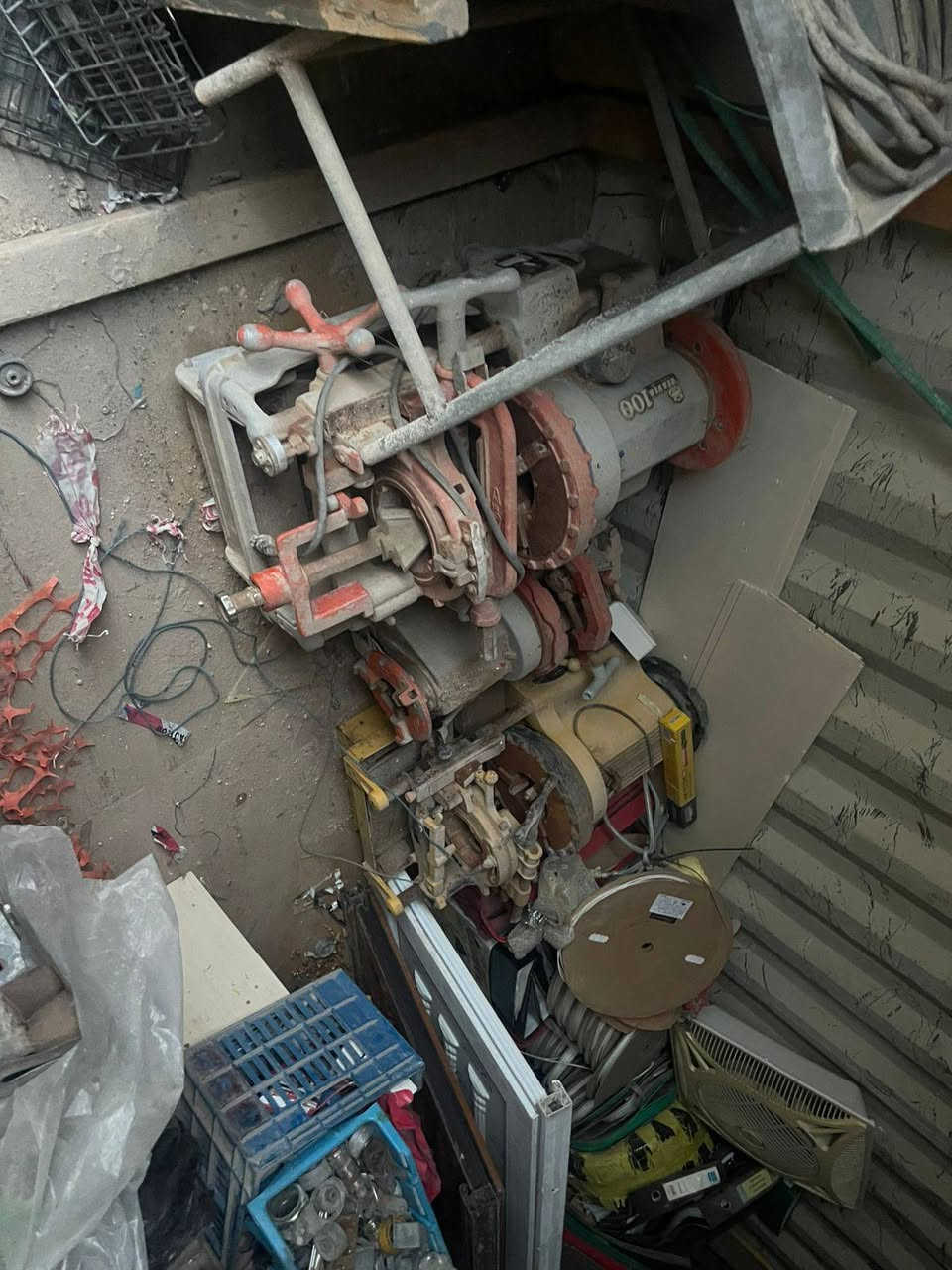 سلام عليكم حاويه 12متر للبيع بيهه مواد شركات البصره قضاء المدينه *********** واتساب
