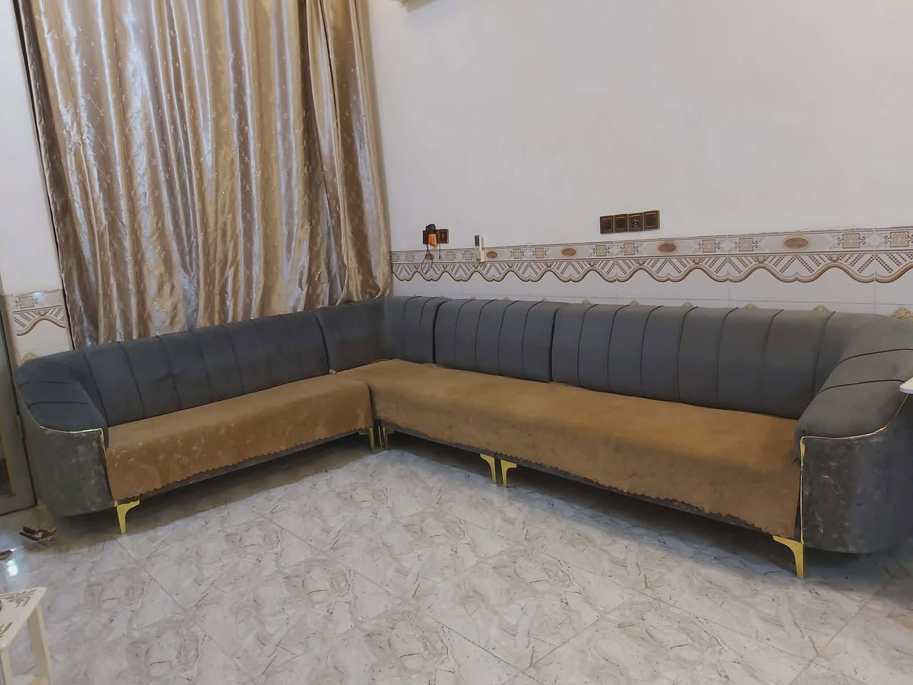 ديوان ٤قطع جديد استخدام اقل من ١٠أيام للبيع السعر عالخاص او الاتصال على ارقامي *********** أو ***********كوت المركز
