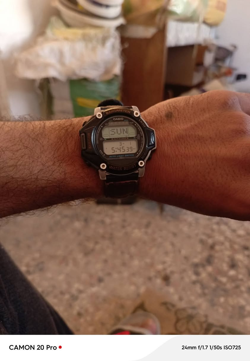 Casio Pro Trek (ويُشار إليها أيضاً بـ Pathfinder في لل بعض الأسواق)، وهي موديل كلاسيكي (Vintage) من إصدارات التسعينيات، وتحديداً موديلات مثل PRT-20 أو PRT-30 [1.1, 1.3, 1.12].
تعتبر هذه الساعة من الفئات المتطورة والمخصصة للمغامرات والأنشطة الخارجية، وإليك أبرز مواصفاتها:
1. تقنية المستشعر المزدوج (Twin Sensor)
تعتمد الساعة على مستشعرين أساسيين يوفران البيانات التالية:
مقياس الارتفاع (Altimeter): يقيس الارتفاع عن سطح البحر بناءً على الضغط الجوي [1.3, 1.10].
مقياس الضغط الجوي والحرارة (Barometer/Thermometer): يعرض الضغط الجوي الحالي ودرجة الحرارة المحيطة [1.3, 1.4].
2. العرض والتصميم
شاشة رقمية (LCD): مقسمة لعرض الوقت، التاريخ، والبيانات البيئية بشكل متزامن [1.4, 1.13].
الإضاءة: تدعم خاصية Auto Light Switch، حيث تضيء الشاشة تلقائياً عند إمالة المعصم باتجاه الوجه [1.3, 1.7].
الهيكل: مصنوع من الراتنج المتين مع حزام هجين من النايلون والجلد لضمان الراحة والقوة [1.3, 1.7].
3. الوظائف الأساسية
مقاومة الماء: مقاومة للماء حتى عمق 100 متر، مما يجعلها مناسبة للسباحة والأنشطة المائية السطحية [1.3, 1.7].
التوقيت والمنبه: تتضمن ساعة إيقاف (Stopwatch)، مؤقت تنازلي، و5 منبهات يومية [1.5].
الذاكرة: تحتوي على وظيفة Memory لتخزين سجلات الارتفاع والضغط الجوي [1.4, 1.6].
4. الصناعة
تتميز هذه النسخ القديمة بأنها صناعة يابانية (Made in Japan)، وهو ما يرفع من قيمتها لدى هواة جمع الساعات حالياً [1.3, 1.5]. للبيع نضافه 85 انتاج 1995مكاني بغداد, *********** واتساب
