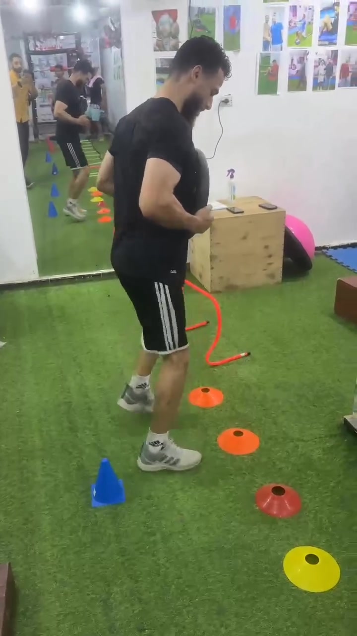 العودة للملاعب أقوى: الإصابة مش نهاية المشوار، دي بداية لقصة عودة أقوى وأفضل
العودة إلى الملاعب تبدأ من هنا! 🏃‍♂️إصابة الرباط الصليبي صعبة، بس التأهيل الصح بيصنع الفارق. في الفيديو ده بنشوف بطلنا وهو بيستعيد ثقته وقوته كاملة بعد خطة  مخصصة ومبنية على أحدث الأساليب العلمية.ليه تختار التأهيل معانا؟برامج مخصصة لكل لاعب حسب حالته.تركيز على تقوية العضلات واستعادة المدى الحركي.تجهيز خاص للعودة للمباريات والمجهود العالي بأمان.💬 سيب كومنت أو ابعتلنا رسالة عشان تعرف تفاصيل برامج التأهيل المتاحة بأسعار خاصة للفترة 
تأهيل إصابات 
#رباط_صلیبی
#تاهيل_الاصابات_الرياضيه 
#محمد_خميس_لايف_سبورت 
للتواصل والحجز 
01125935472


**إذا كنت صاحب هذا الإعلان وتريد حذفه لأي سبب، رجاءا أرسل رسالة إلى الدعم الفني**