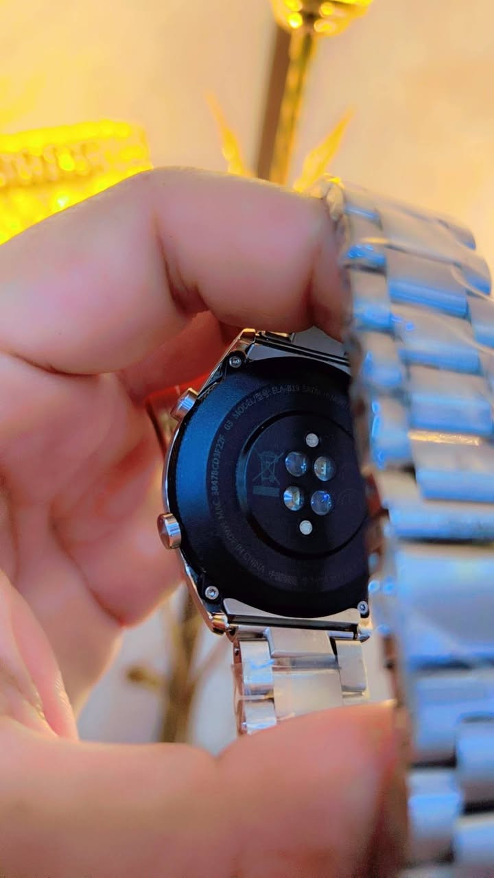 ساعة Huawei Watch GT (موديل ELA-B19) بمقاس 42 ملم 
📺 الشاشة والتصميم

نوع الشاشة: شاشة ملونة من نوع AMOLED تدعم اللمس وإيماءات السحب.

المقاس والدقة: تأتي بحجم 1.2 بوصة وبدقة وضوح ممتازة تبلغ 390 × 390 بكسل.

الهيكل الخارجي: مزيج متين وأنيق من المعدن (الفولاذ المقاوم للصدأ)، البلاستيك، والسيراميك عند الحواف.

(الساعه من اطلعه من الشحن تطفه يحتاج بطاريه الي يفيده يخلي سعر )

الساعه كامله مع العلبه والشاحنه مالته 

#أقرا المنشوره زين 👆👆👆👆


**إذا كنت صاحب هذا الإعلان وتريد حذفه لأي سبب، رجاءا أرسل رسالة إلى الدعم الفني**